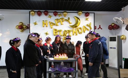 成都中建材開展員工生日派對(duì)