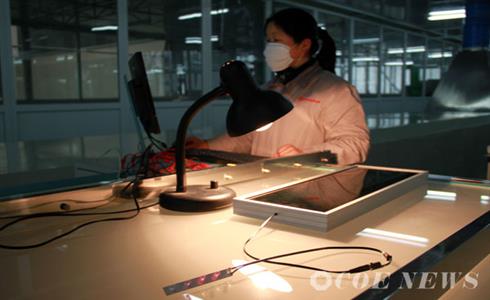 熱烈祝賀我公司碲化鎘薄膜太陽(yáng)能電池板試驗(yàn)成功！